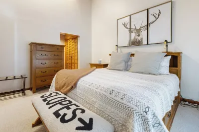 North Conway Getaway! Stonehurst Village Condo - 2,500 Sq. Ft