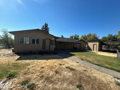 Pet & family friendly 3bd house, central location, fenced yard. Hotels near Rogue Valley International-Medford Airport