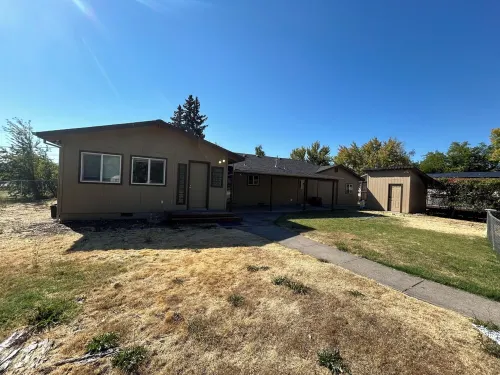 Pet & family friendly 3bd house, central location, fenced yard.