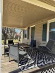 Relax & soak up the lake life!