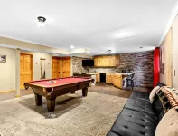 BEAUTIFUL VERY SPACIOUS home in heart of Branson - Hot Tub, Game Room,Large Yard