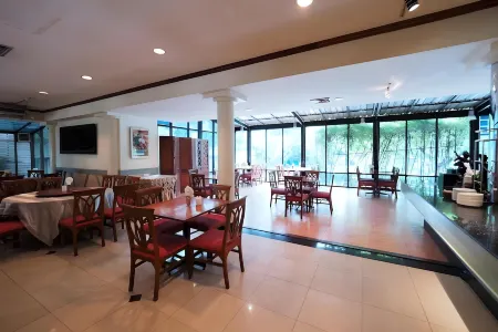 River Kwai Hotel Отели рядом с достопримечательностью «Chung Kai Allied War Cemetery»