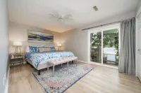 Beautifully remodeled lakefront condo with boat slip Hotels in 