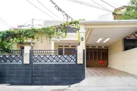 RedDoorz Syariah Near Grand Kota Bintang Hotels near Masjid Jami Daarur Rahman