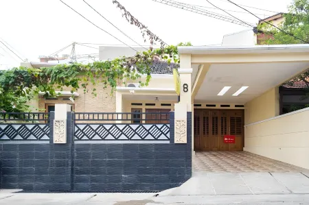 RedDoorz Syariah Near Grand Kota Bintang Отели в г. West Bekasi