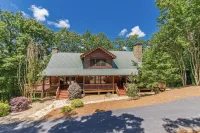 Cozy Mountain Hideaway + Hot Tub + Mins to Downtown Dahlonega