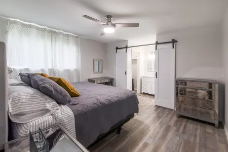 Cozy, modern farm style home ~ great central location! Отели рядом с достопримечательностью «Kalahari Indoor Water Park»