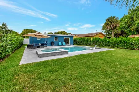 Pool Paradise in East Delray Beach 5 minutes from Downtown and beaches Отели рядом со станцией Delray Beach Tri Rail Station