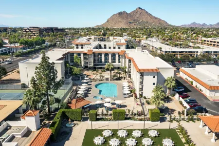 Embassy Suites by Hilton Scottsdale Resort Отели рядом с достопримечательностью «On The Edge Gallery»