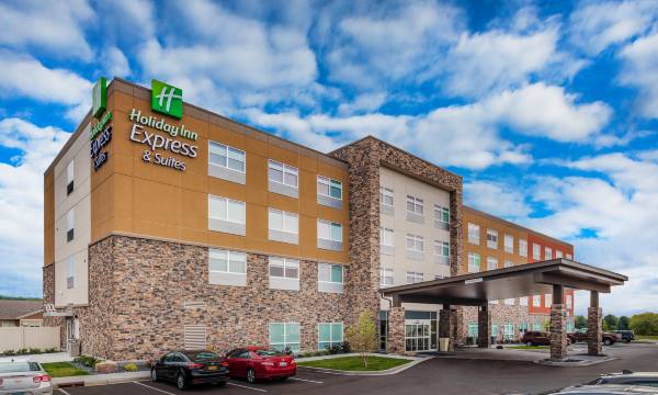 Holiday Inn Express & Suites Rice Lake by IHG