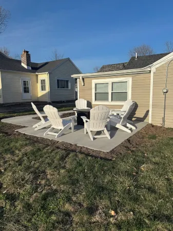 NEW! Charming Cottage on Elmhurst Drive Ne. Close to Mt. Mercy and Coe College. Отели в г. Сидар-Рапидс