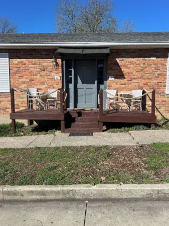 Riverside Retreat ~ One Story ~ 3bd/2ba ~ Steps to the River & Main St Отели в г. Мэдисон