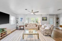 Private Sarasota Pool Home. Close to Beaches. Fenced Yard. Pet Friendly