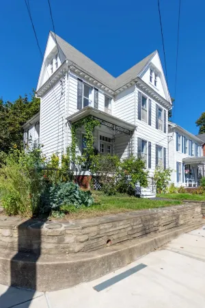 Westy House - old world charm with modern upgrades in this downtown victorian.