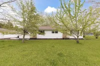 Sleeps12 - Dog-Friendly SidexSide Duplex - Large Yard/Hammocks/Firepits/Grills