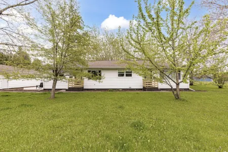 Sleeps12 - Dog-Friendly SidexSide Duplex - Large Yard/Hammocks/Firepits/Grills Отели в г. Сьюпириор