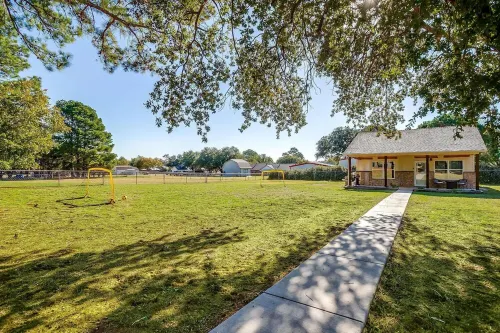 5-Bedroom Granbury Home with Hot Tub and Outdoor Games