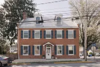 Fire Pit, Game Room, 15 Min to Hershey with King Bed, Entire House