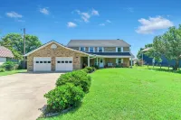 Huge Family Lakehouse · TWO Game Rooms, Fire Pit, Fishing, Kayaks, Pet Friendly