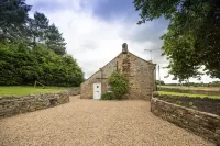 Stone Built Cottage with Large Enclosed Garden & Private Lake Area