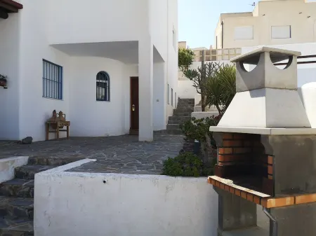 House and garden, quiet area, near the beach Отели рядом с достопримечательностью «Camping Albergue Tau»