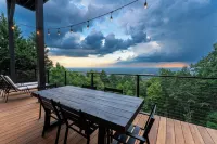 Luxury Mountain Villa - Unbelievable Sunsets - 15min drive to downtown Gville!