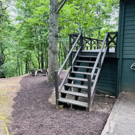 Cozy mountain cabin in Hiawassee!