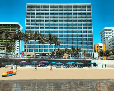 Viaggio Resort Mazatlán Hotels in der Nähe von Monumento a Jose Angel Espinoza Ferrusquilla