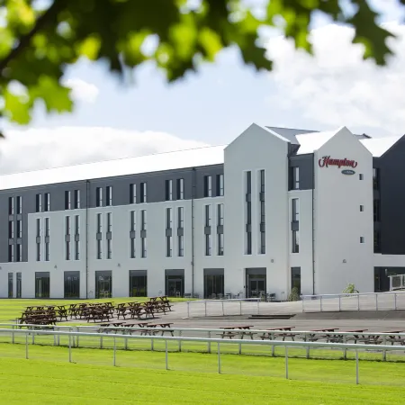 Hampton by Hilton Hamilton Park Отели рядом с достопримечательностью «Hamilton Water Palace»