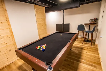 Pet Friendly*Pool Table*Heated Patio Green Door Getaway @ New River Gorge NP