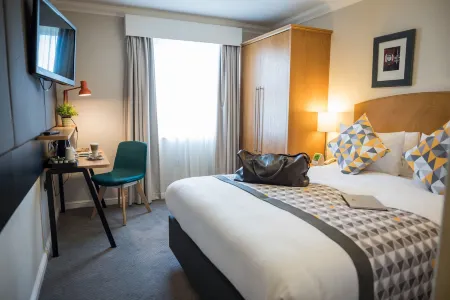 Holiday Inn Manchester - West Отели рядом с достопримечательностью «Библиотека Портико»