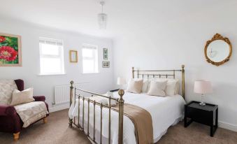 Spacious 4-Bed Seaside Retreat in Selsey