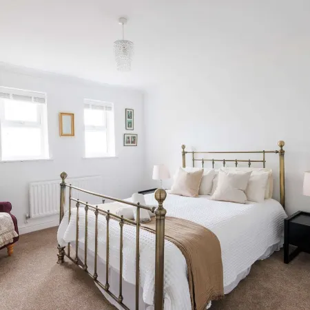 Spacious 4-Bed Seaside Retreat in Selsey