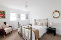 Spacious 4-Bed Seaside Retreat in Selsey Hotels in Selsey