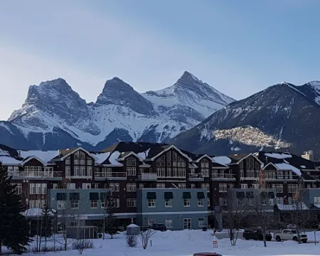 サンセット リゾーツ キャンモア アンド スパ キャンモアのホテル