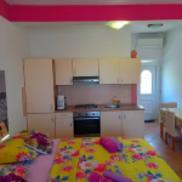 랍 섬의 테라스가 있는 예쁜 아파트먼트