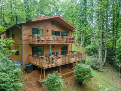 Mountain Creek Escape - 2 Living Rooms, Decks, Fire Pit! Hotels near Noon