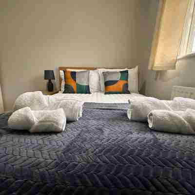 Spacious 4 Bed House with parking in Wolverhampton Rooms