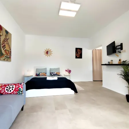 Fantastico 2 - Large Balcony, Free Parking, Air Conditioning, Free Netflix, BBQ