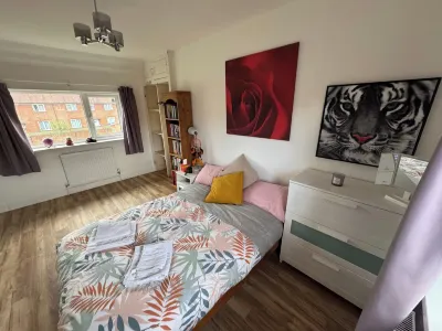 Charming Reading Garden House Pet Friendly Hotels near Tesco Express
