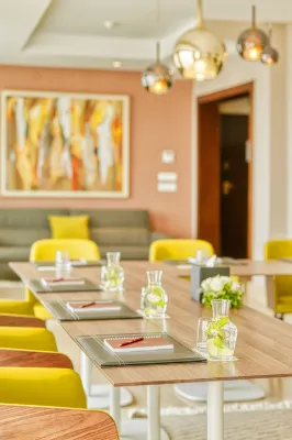 آدم للأجنحة الفندقية تناول الطعام Photos