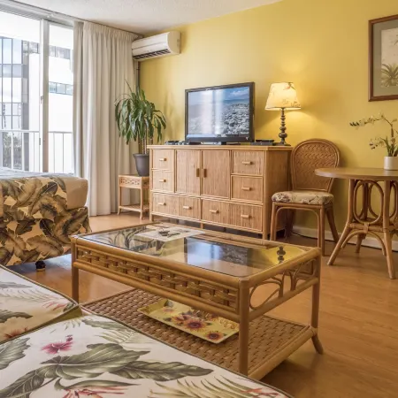 Tropical Studios at Marine Surf Waikiki Free Parking Swimming Pool Waikiki Beach 3Min