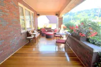 Aunt Bea's Bungalow - Pet Friendly - Hot Tub - Screen Porch - Wifi - Fenced Yard - King Bed - Town