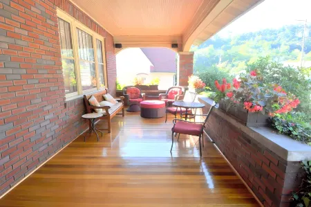 Aunt Bea's Bungalow - Pet Friendly - Hot Tub - Screen Porch - Wifi - Fenced Yard - King Bed - Town Отели рядом с достопримечательностью «Парк штата Беркли Спрингс»