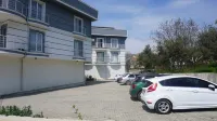 Trios Apart - parking