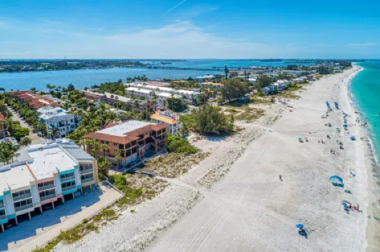 Bradenton Beach Club Bliss-3 Bedroom-2 Bathroom Condo-Elevator-2 Pools-Hottub-Private Beach Access