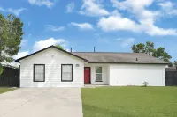 Cozy Home Pool, Patio, BBQ! 5BR Hotels near Woodforest Square