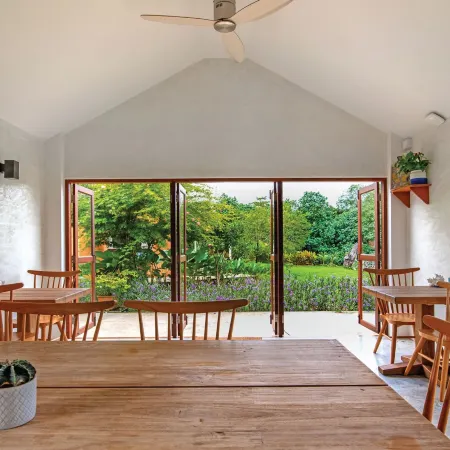 The Little White Bird Traveller Hostel Отели рядом с достопримечательностью «Huang Nam Keaw Waterfall»