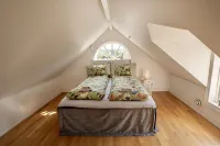 2 Bed House Sleeps 4 with Garden & Free Parking