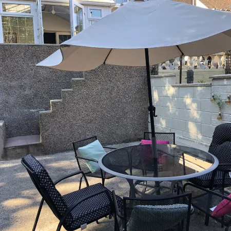 3 Bed House - Sleeps 6 - Parking - Garden - WIfi